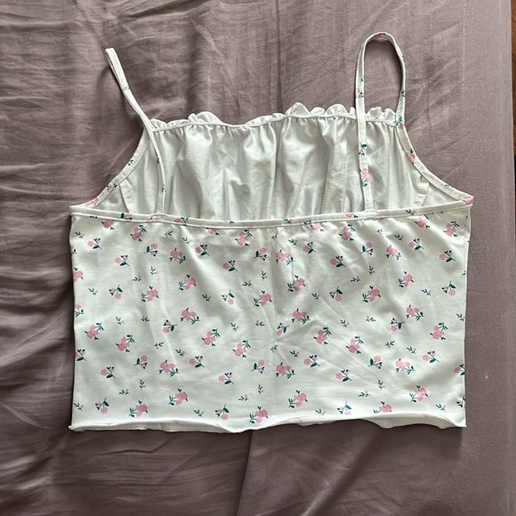 Ruffled crop top with floral designs - Picture 2 of 3
